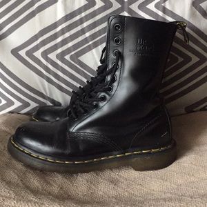 10 Eye Black Smooth Leather Dr. Martens